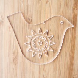 Przezroczysty ptaszek do powieszenia.