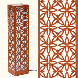 Lampa z ornamentowym wzorem.