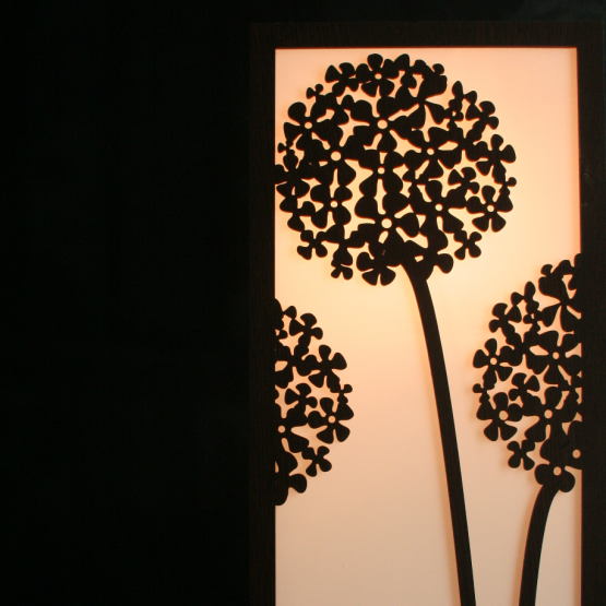 Dekoracyjna lampa z czosnkowym motywem.