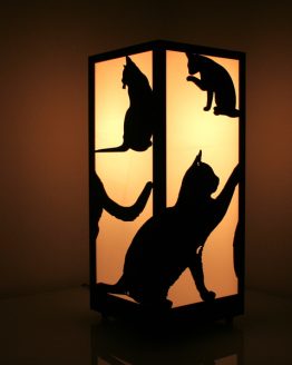 dekoracyjna lampa z kocim motywem