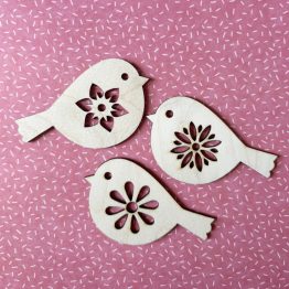 trzy drewniane ptaszki