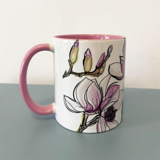 Kubek z grafiką przedstawiającą magnolie.