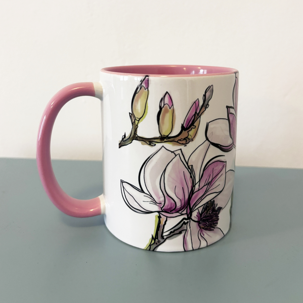 Kubek z grafiką przedstawiającą magnolie.
