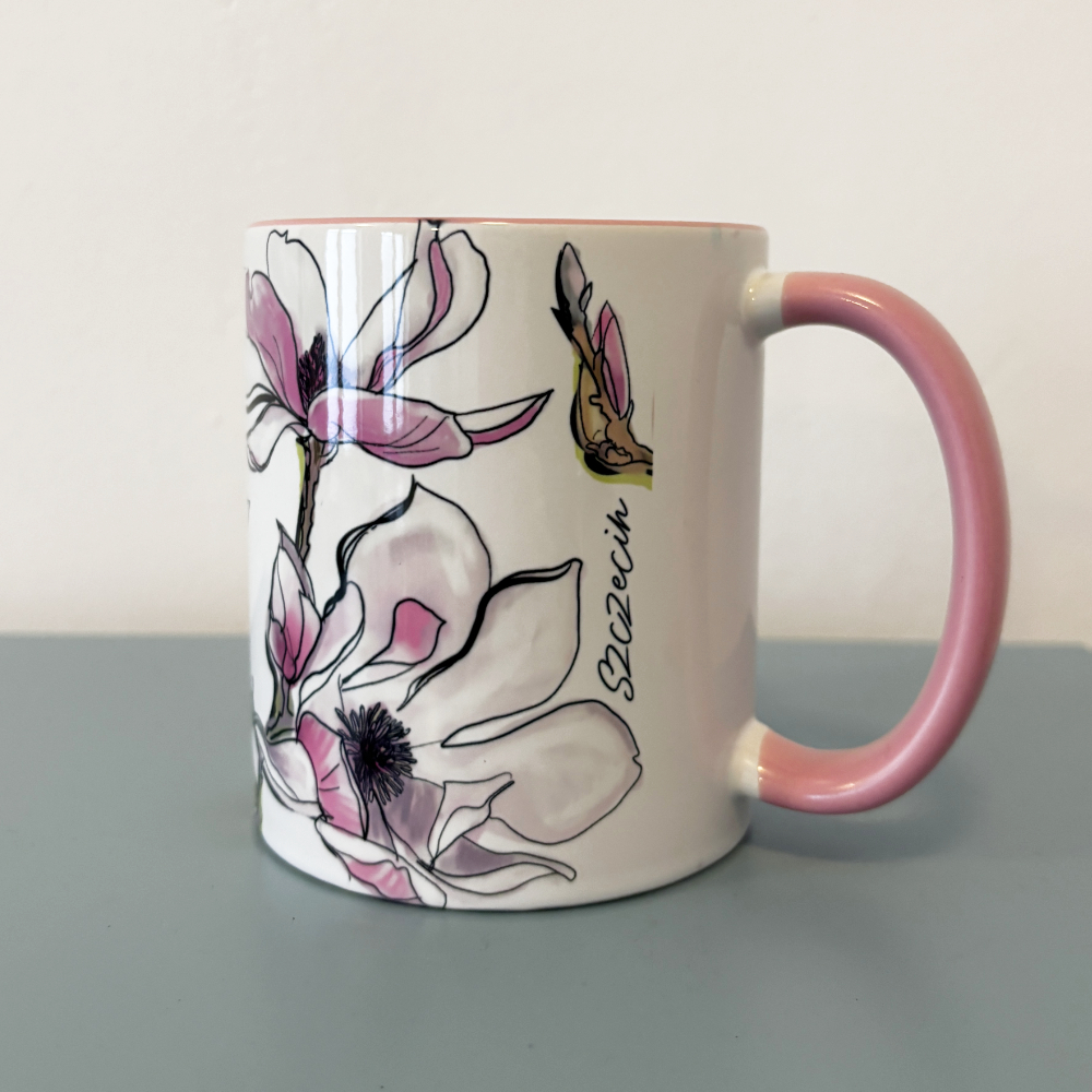 Kubek z grafiką przedstawiającą magnolie.