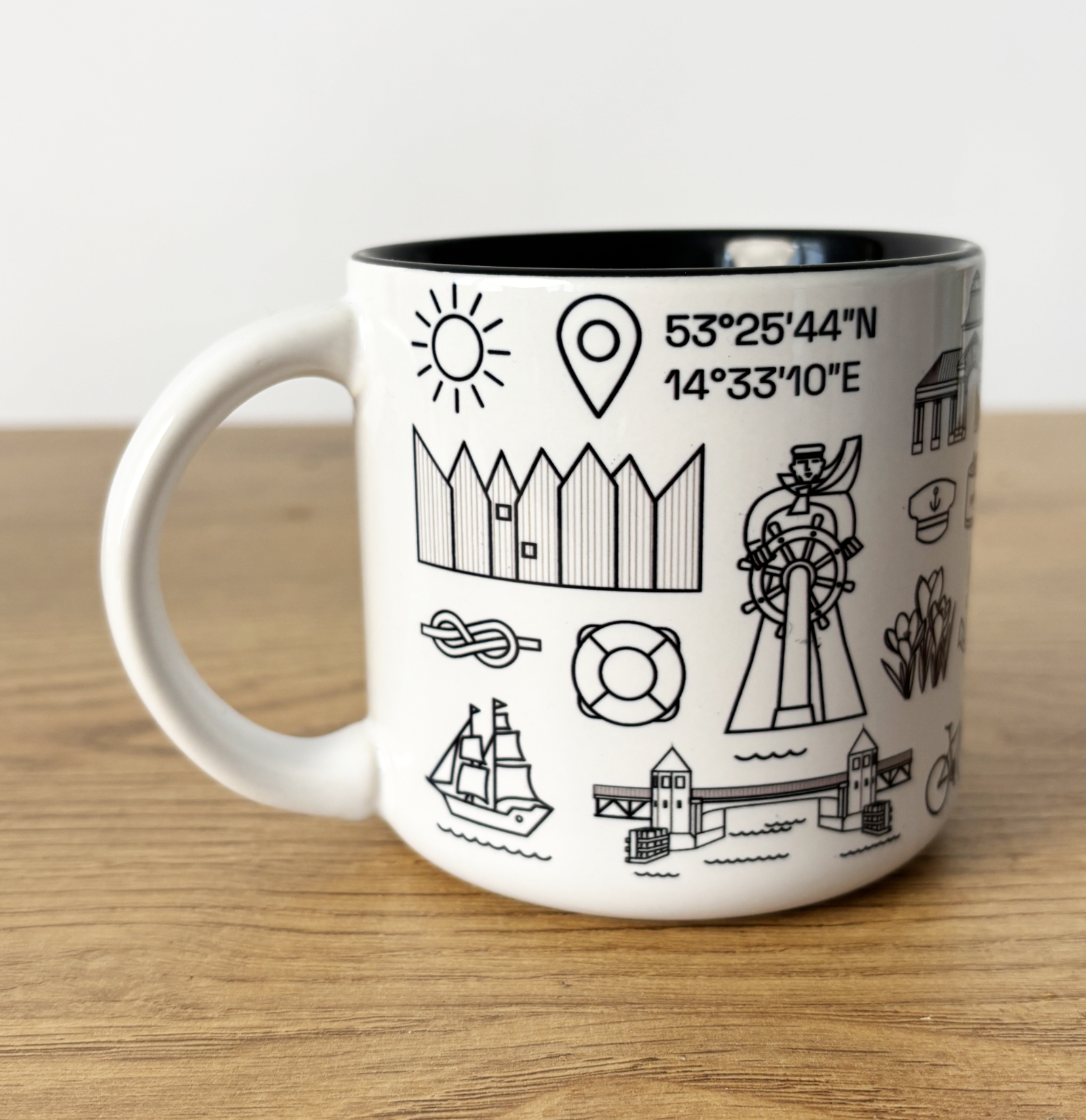 Kubek ceramiczny z symbolami Szczecina.